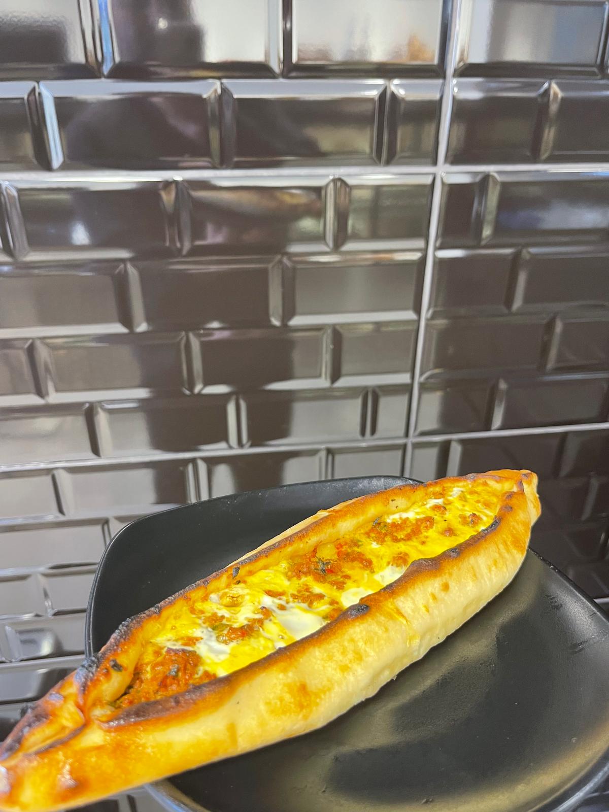 Yumurta Kıymalı Karadeniz Pidesi